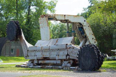 Eski paslı kömür hasat için kömür madenciliği siyah.