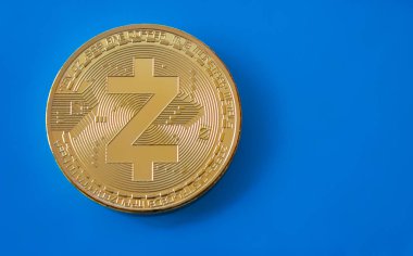 Mavi bir arka plan üzerinde dijital kripto Döviz Alım - zcash metin için boş alan ile izole altın sikke olduğunu. Altın sikke zcash arka tarafını.