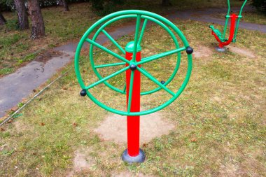 Makine için egzersiz parkta - yol, çim