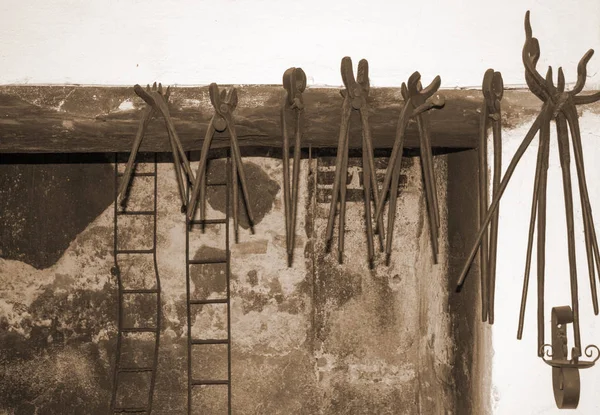 Demirci sepya renkli eski araçlar