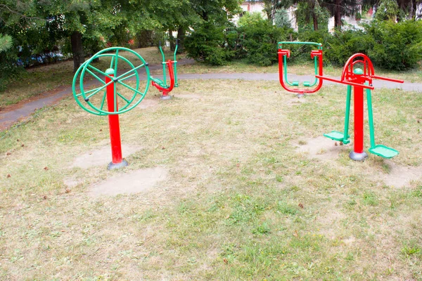 Makine için egzersiz parkta - yol, çim