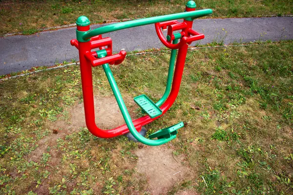 Makine Için Egzersiz Parkta Yol Çim — Stok fotoğraf