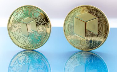 Üzerinde mavi bir cam para birimlerinin bir dijital kripto - neo ve onların yansıma vardır. 