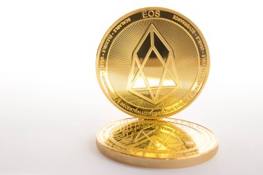 Beyaz bir arka plan üzerinde para birimlerinin bir dijital kripto - eos vardır. Yalancı sikke ek olarak, eos - gölge duruyor.