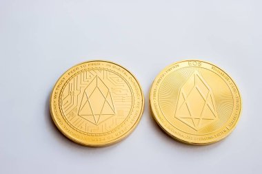 Beyaz bir arka plan üzerinde altın para biriminin bir dijital kripto - eos ön ve arka tarafında izole