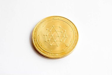 Beyaz bir arka plan üzerinde dijital kripto Döviz Alım - qtum metin için boş alan ile izole altın sikke olduğunu. Altın sikke qtum ön tarafı.