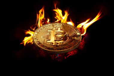Siyah bir arka planda açık ateş üzerinde sanal bir dijital kripto para - bitcoin iş için bir altın sikke olduğunu.
