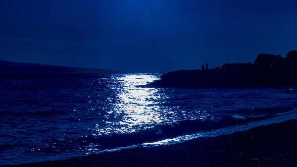 Naplemente Kék Tengerre Sziluettjét Strandtól Kikötőtől Halászok — Stock Fotó