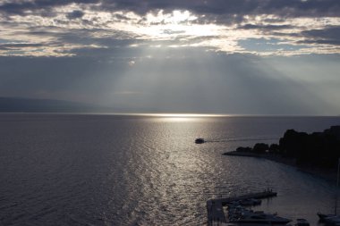 Deniz güneş batımında gemi. Arka planda Hırvatistan Island brac var. Tekne için iskele gidiyor.