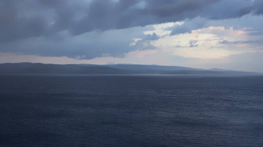 Fırtına öncesi sessizlik Adriyatik Denizi Panoraması. Arka planda Hırvat Brac Adası olduğunu.