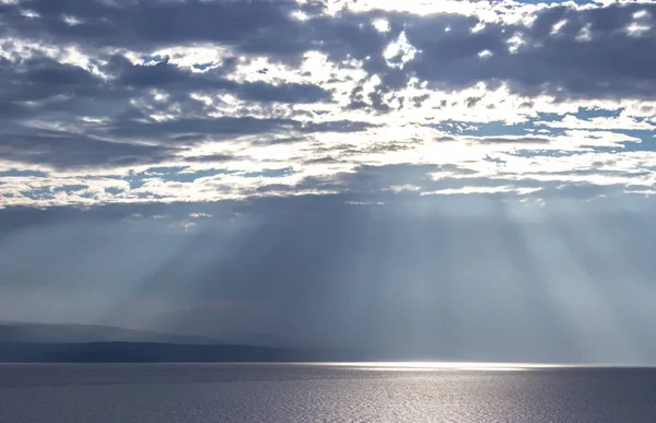 Nap Sugarai Világítja Meg Adria Kék Fehér Felhők — Stock Fotó