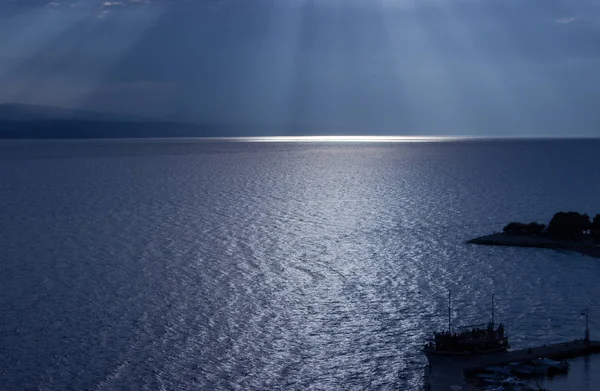 Solen Strålar Belysa Adriatiska Havet Silhuetten Kusten — Stockfoto