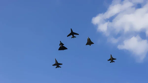 Bojowych Eskadra Samolotów Naddźwiękowych Błękitne Niebo — Zdjęcie stockowe