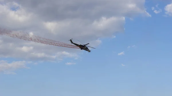 Helicóptero Combate Con Humo Rojo Cielo Azul Con Nubes Blancas — Foto de Stock