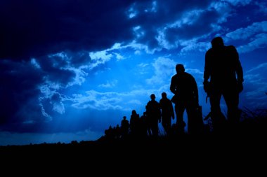 Güneş ışınları insanları aydınlatır. İnsanların göçü.