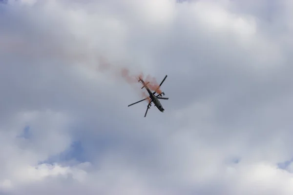 Harci Helikopter Vörös Füst Kék Fehér Felhők Nézd Meg Alsó — Stock Fotó