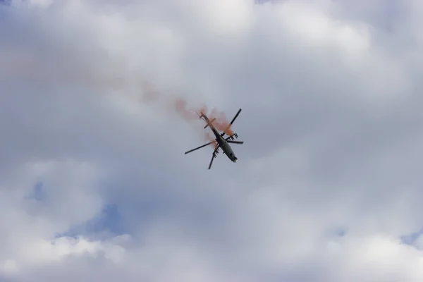 Helikopter Ile Beyaz Bulutlar Mavi Gökyüzü Üzerinde Kırmızı Duman Ile — Stok fotoğraf