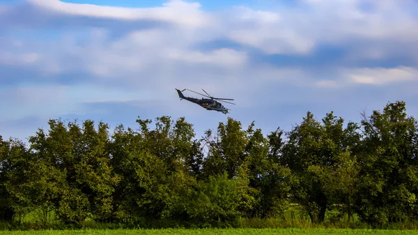 Kampfhubschrauber Blauen Himmel Mit Weißen Wolken Bäume Und Büsche Mit — Stockfoto