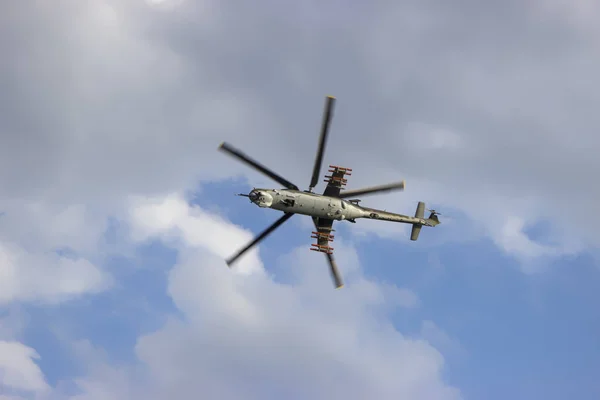 Savaş Helikopteri Mavi Gökyüzü Ile Beyaz Bulutlar Üzerinde Alttan Görüntülemek — Stok fotoğraf