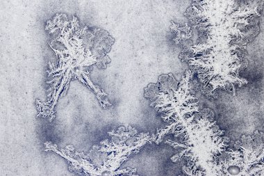 Siyah mavi arka plan ile gümüş penceresinde. Donmuş su penceresinde gümüş güzel odecoration süsler oluşturur.