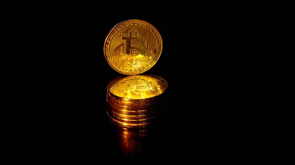 Crypto Curency Monete Oro Bitcoin Uno Sfondo Nero Oltre Alle — Foto Stock