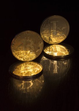 Altın kripto curencies paraları bitcoin ve siyah bir zemin üzerine litecoin. Yalancı sikke ek olarak, ayakta sikke vardır.