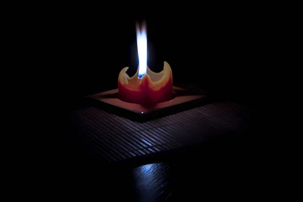 Red Candle Bamboo Mat Reflection Glossy Table Blue Black Background — Stock Photo, Image