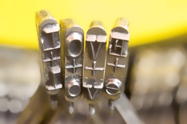 Makro ayrıntı harflerin seviyorum eski daktilo sarı zemin üzerine