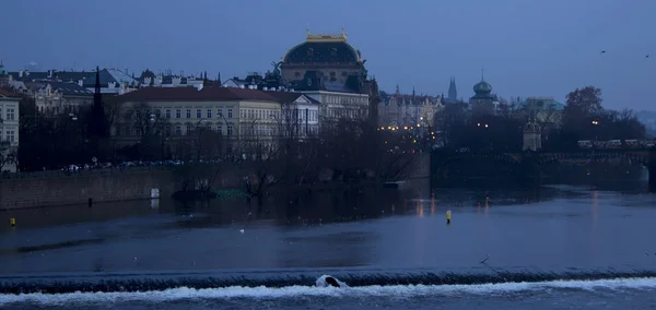 Floden Moldau Natten Bakgrunden National Theater Prag — Stockfoto