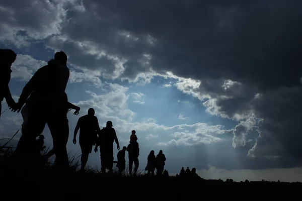 Sun Rays Illuminate People Immigration People Blue Sky Dark Clouds — Stock Photo, Image