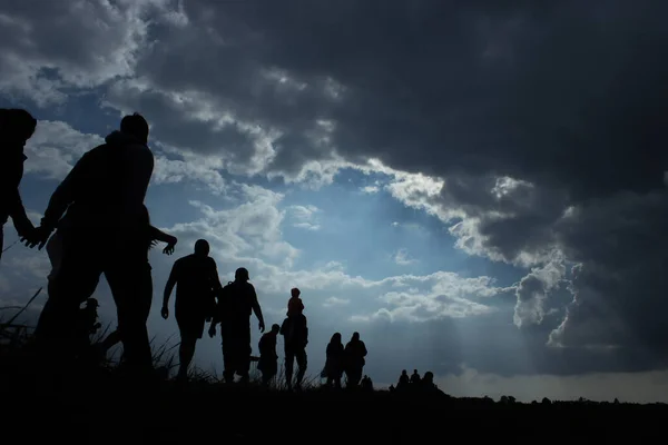 Promienie Słoneczne Oświetlają Ludzi Imigracja Ludzi Błękitne Niebo Ciemnymi Chmurami Obrazek Stockowy