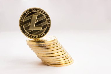 Gri arka planda dijital kripto para biriminin altın paraları var - litekoin.