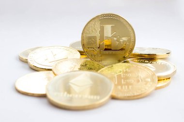 Beyaz arka planda dijital kripto para biriminin altın sikkeleri - litekoin bitcoin ve ethereum. 