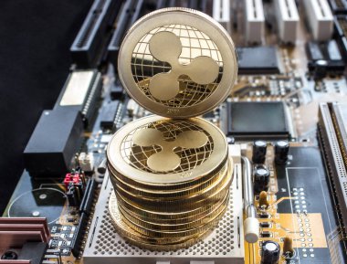 Yuvalardaki bir anakart üzerinde dijital kripto para birimlerinin altın sikkeleri bulunur..