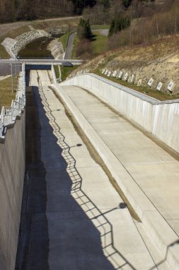 Beskydy dağlarındaki barajın giderinin görüntüsü..