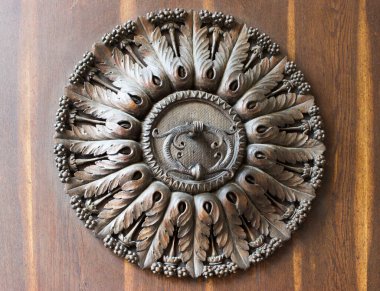 Retro kapı tokmağı Çek Cumhuriyeti 'nde ahşap bir kapıya monte edilmiştir.