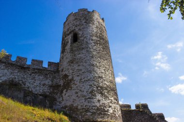 Çek Cumhuriyeti 'ndeki Bezdez kalesinin panoramik manzarası ve duvarı. 