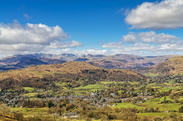 Una vista desde Wansfell Pike mirando hacia las colinas de Langdale . — Foto de Stock