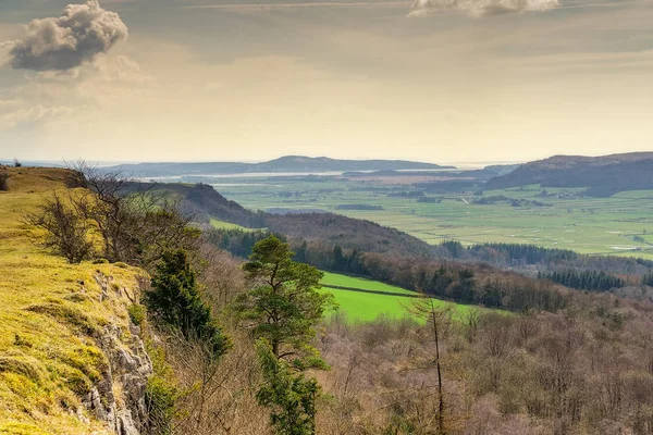 Patrząc na południe wzdłuż blizny Scout z Arnside w oddali. — Zdjęcie stockowe