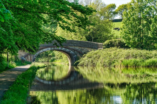 Yakın Lancaster Lancaster kanal üzerinde bir köprü. — Stok fotoğraf