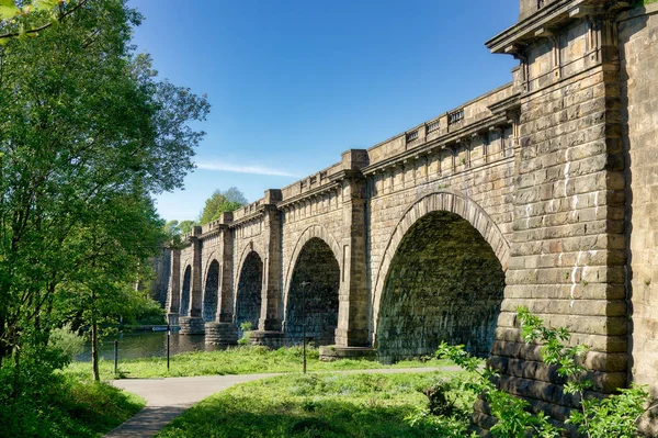 Het aquaduct van Lune, die het Lancaster-kanaal over de rivier met dezelfde naam draagt. — Stockfoto