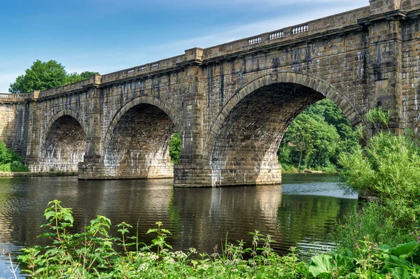 The Lune valley aqueduct, which carries the Lancaster canal over — Stock Photo, Image