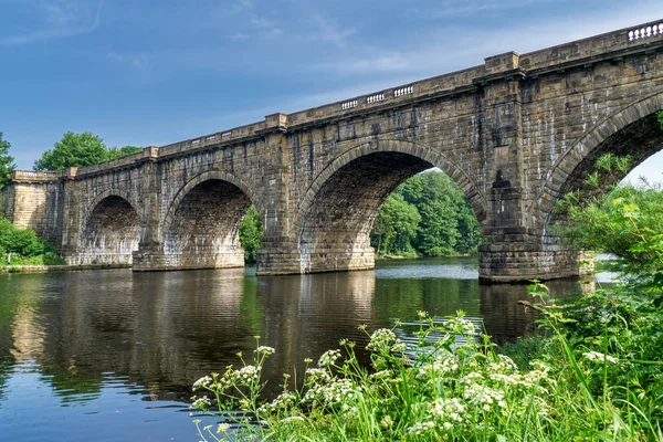 The Lune valley aqueduct, which carries the Lancaster canal over — Stock Photo, Image