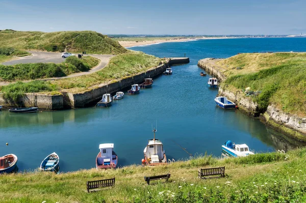 Seaton Sluice Harbour, a small inlet in Northumberland, Northern England with small boats. — Stock Photo, Image