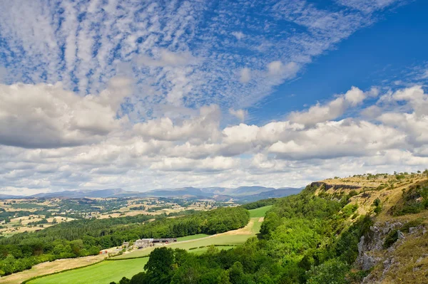 Una vista da Scout Scar guardando attraverso la Lyth Valley al lontano Lake District . — Foto Stock