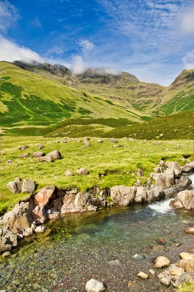 Een weergave van de Esk Pike en Bowfell van het hoofd van Langdale. — Stockfoto