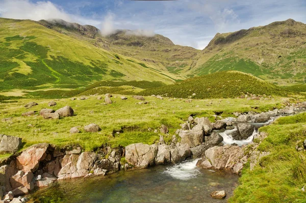 Vue d'Esk Pike et Bowfell depuis la tête de Langdale . — Photo