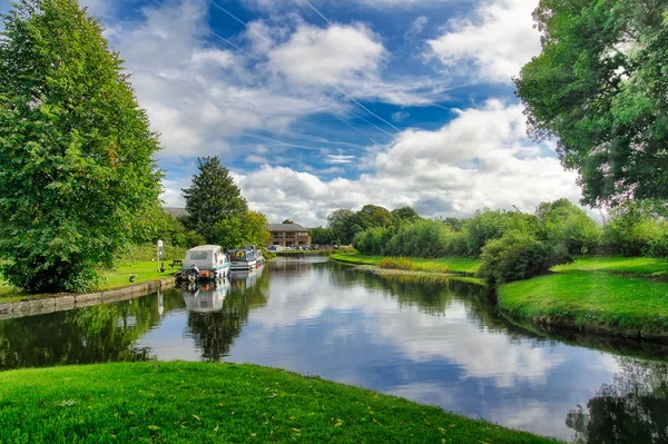 Een vreedzame scène van de zomer op het kanaal van lancaster. — Stockfoto