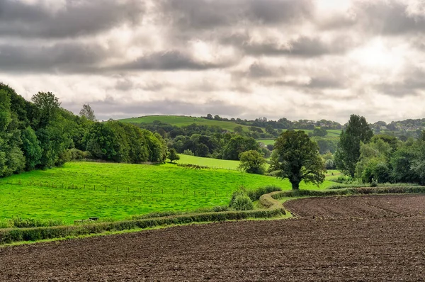 Een landelijke Engelse scène met een omgeploegde veld. — Stockfoto
