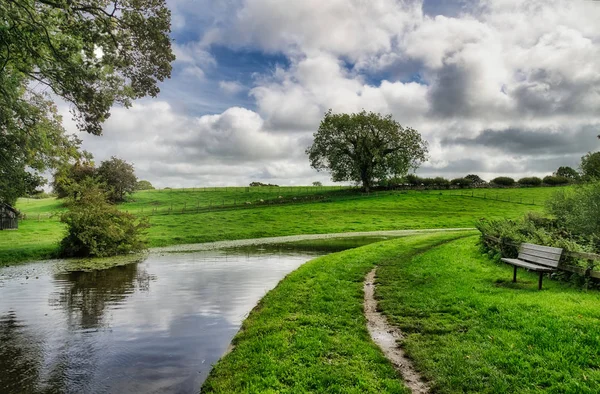 O canal Lancaster que passa pelo campo rural . — Fotografia de Stock